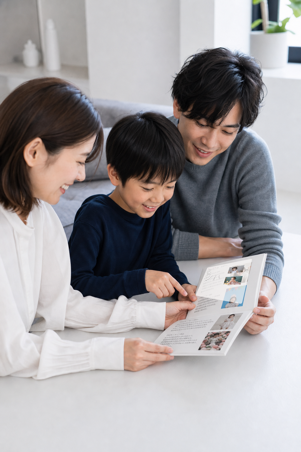 小学生くらいの子どもと家族が一緒にソフトカバーの正方形の製本を見ている写真