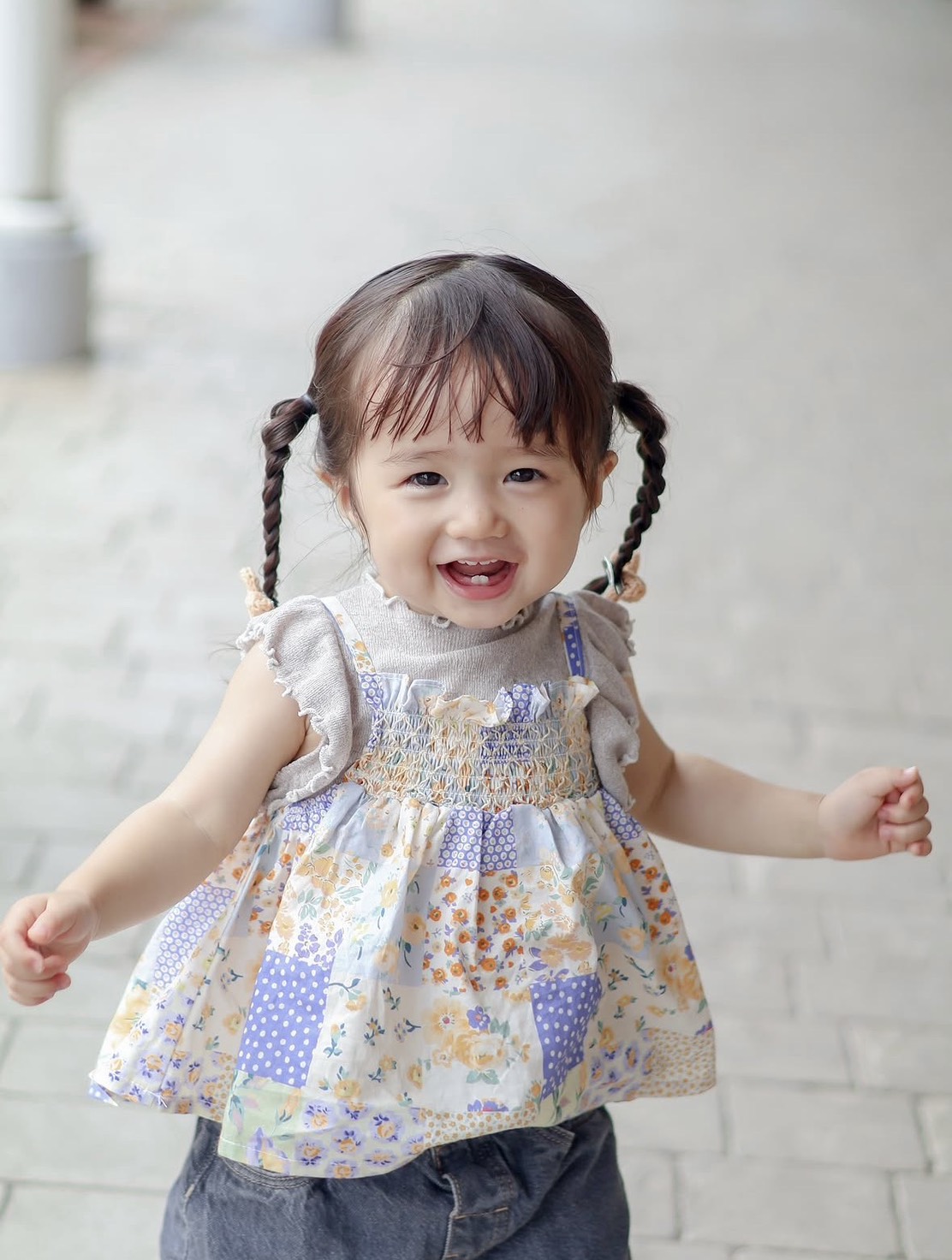 笑顔で歩く子ども